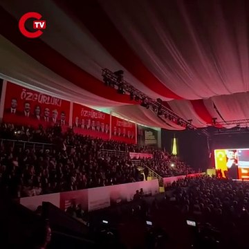 CHP 39'uncu Olağan İstanbul İl Kongresi, Bayrampaşa'daki İBB Hidayet Türkoğlu Spor Kompleksi'nde düzenleniyor. Kongrenin birazdan başlaması beklenirken CHP Genel Başkanı Özgür Özelin de saat 16'da salona geleceği öğrenildi.