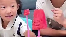 妹妹应该更喜欢吃西瓜吧    #人类幼崽迷惑行为 #萌娃搞笑日常 #姐俩日常