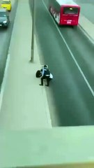 تصرف إنساني من رقيب سير يُشعل مواقع التواصل