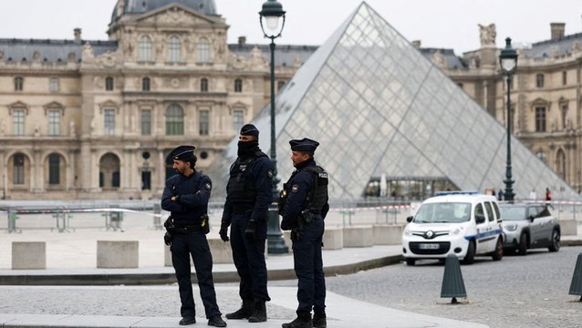 Louvre museum surrounded by police after robbery