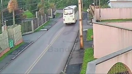 Grave acidente: Moto invade pista contrária e bate de frente com ônibus; Veja o vídeo