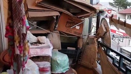 Annesinin öldüğünü 1 ay boyunca farketmeyip, cesediyle birlikte yaşamış!