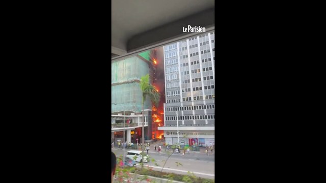 Un immense incendie parti depuis un échafaudage blesse 4 personnes