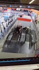 ¡Ups! Televisor de 5 mil dólares se dobla como cartón en supermercado ruso (Video)