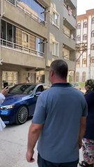 Kendisini okutup pilot yapan babasına hayalini kurduğu arabayı alan hayırlı evlat 😊