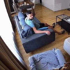 Koltuğa oturur oturmaz evdeki tüm kadro yanına toplanan adam 😊