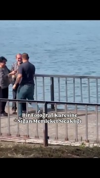 İskelede fotoğraf çekmeye çalışan çifte kimsenin yardım etmediğini fark edip hemen yardıma koşan adam 😊