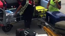 Antalya havaalanında görüntülendiğini fark eden görevlinin sevimli tavırları 😂