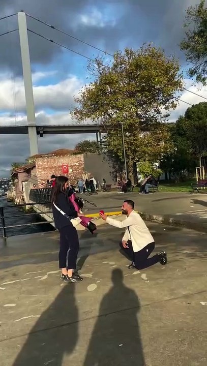 Evlenme teklifi etmeden önce başka bir kurgu evlilik teklifi düzenleyip cevabı öğrenen garantici genç 😂