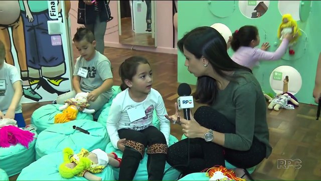 Crianças aprendem sobre o universo da maternidade e os cuidados com bebês - G1 Paraná - Paraná TV 1ª Edição