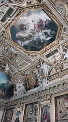 Brasileira filma estrondos em salão no Louvre alvo de assalto