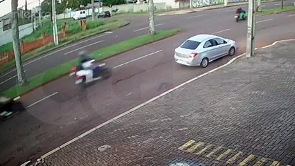 Câmera flagra momento em que motociclista quebra a perna em acidente em Cascavel