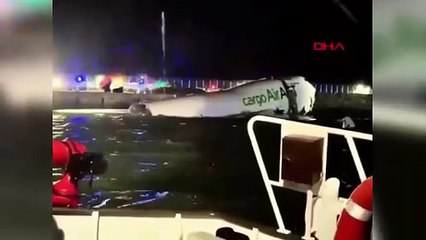 Hong Kong'da kargo uçağı pistten çıkarak denize düştü: 2 ölü