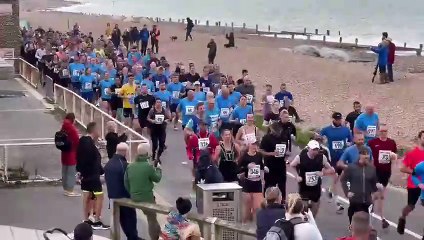 Worthing Seafront 10k 2025 - the start of the race