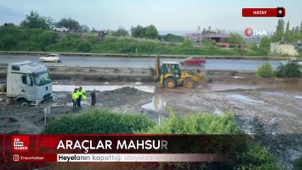 Hatay'da heyelanın kapattığı otoyolda araçlar mahsur kaldı