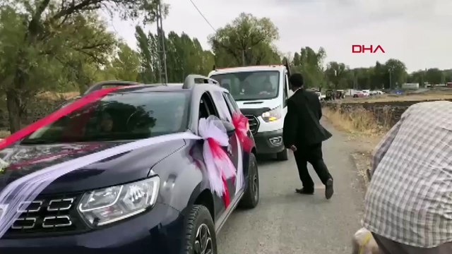 Muhtar, düğün konvoyunun yolunu kesip, cami ve Kur'an kursu için bağış aldı