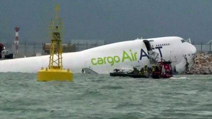 Hongkong: Flugzeug rutscht ins Meer – zwei Tote