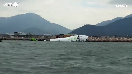 Aereo cargo esce dalla pista a Hong Kong, due morti