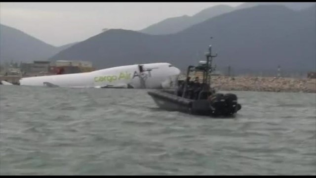 Aereo cargo precipita in mare a Hong Kong, due morti