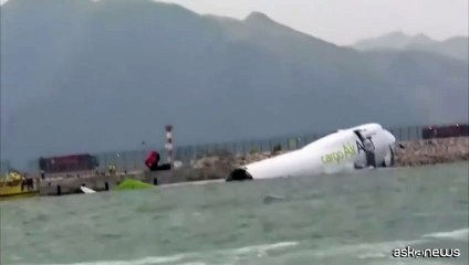 Aereo cargo precipita in mare a Hong Kong, due morti