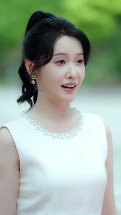 After a failed blind date to buy a bottle of water, the 'get rich with money' system was activated! From now on, if he spends three yuan, the system will return him three hundred million; - Don't compare yourself with me, I can't spend all my money