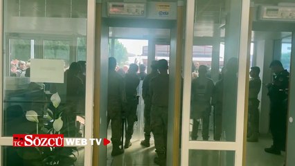 Salona alınmayan avukatlar ve izleyiciler İzmir Marşı söylüyor