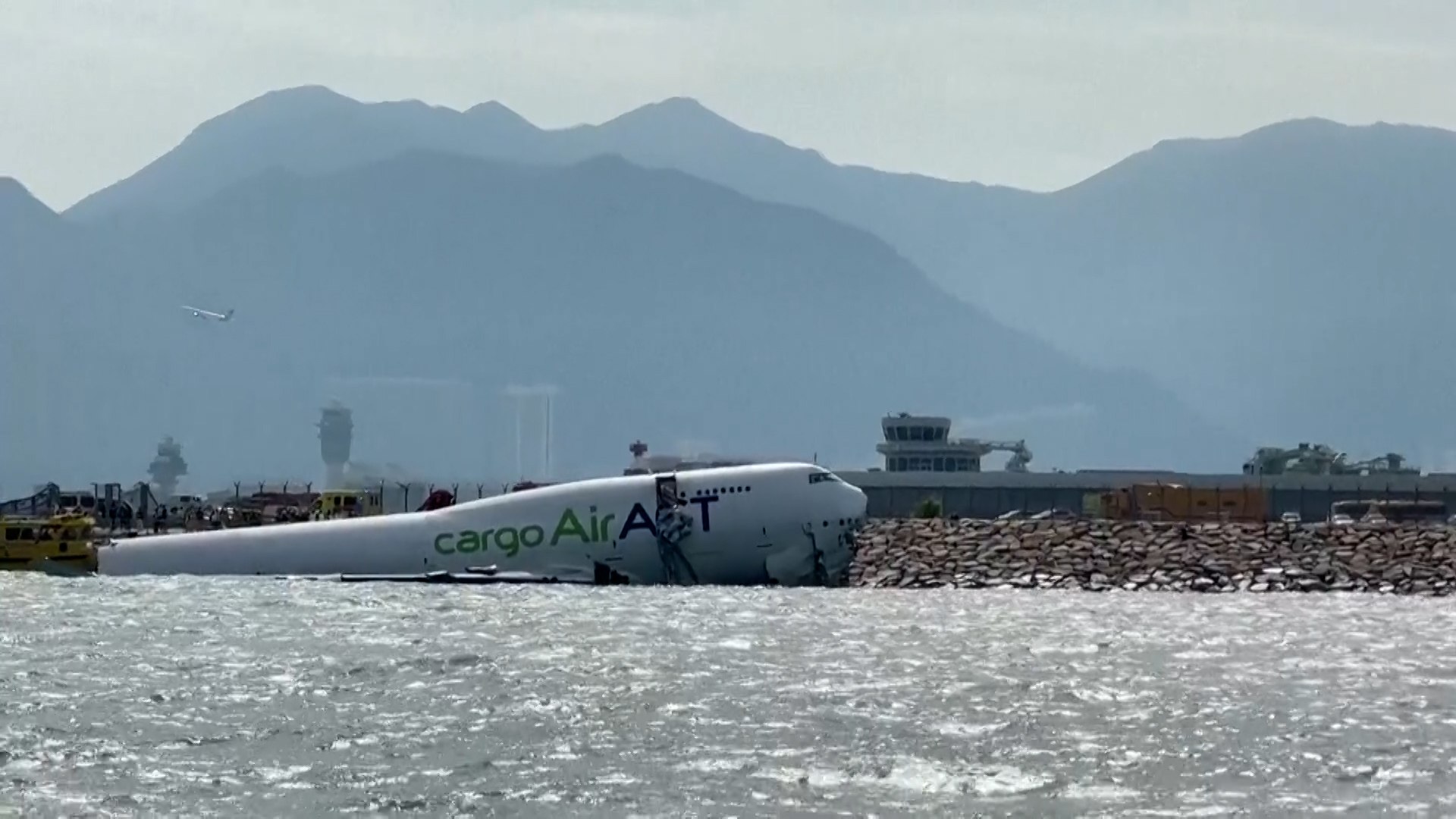 Hong Kong ha vivido una madrugada de gran tensi�n tras el accidente ocurrido en el aeropuerto internacional, cuando un avi�n de carga procedente de Dubai sufri� un impacto y cay� al mar durante el aterrizaje. Las impactantes im�genes que circularon en televisi�n y redes sociales mostraron el avi�n partido en dos y flotando en el agua.

El siniestro se produjo cuando la aeronave choc� contra un veh�culo en pista. Dos miembros del personal de tierra que viajaban dentro del veh�culo murieron en el impacto, mientras que los cuatro tripulantes del avi�n lograron sobrevivir y fueron trasladados al hospital para recibir atenci�n m�dica.

Las autoridades aeroportuarias de Hong Kong han confirmado que est�n investigando las causas exactas del accidente a�reo. Un comandante del aeropuerto indic� que no se descarta abrir una investigaci�n criminal para determinar si el piloto o cualquier otra persona pudiera ser penalmente responsable del incidente.

Este accidente ha generado alarma en la regi�n y ha puesto en alerta los protocolos de seguridad a�rea en el aeropuerto de Hong Kong.