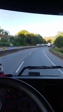 Carreta tomba e carga é saqueada na BR-381