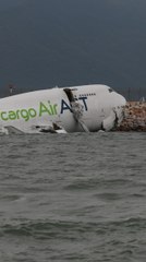 Un Boeing 747 acaba en el océano en el aeropuerto de Hong Kong y deja dos muertos