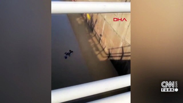 Hatay'da yürekleri ağza getiren anlar! Engelli yaşlı kadın sel sularının altında mahsur kaldı