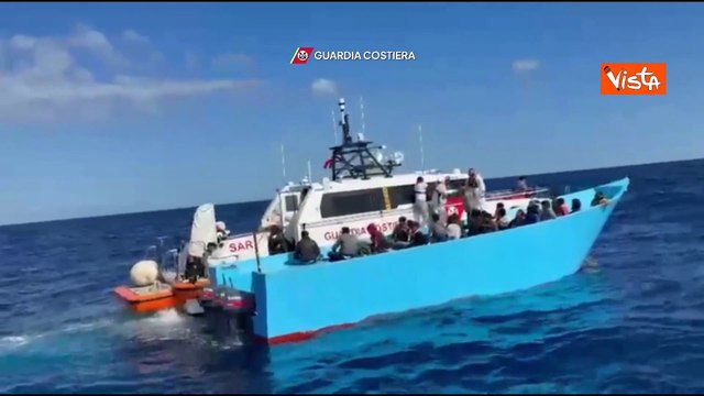 La Guardia Costiera soccorre 91 migranti su un barcone alla deriva a largo di Lampedusa