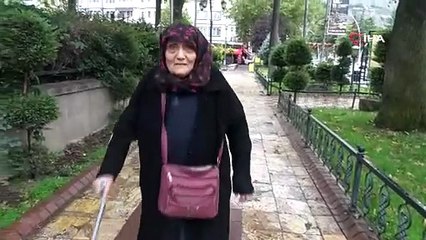 Annesinin ayakkabısını temizledi: Amasya'da banka girişinde yürekler ısındı