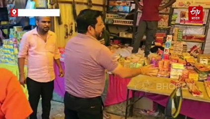 पटाखा बाजार में नियमों की अनदेखी, सड़क पर लगी दुकानें, व्यापारी और प्रशासन आमने-सामने