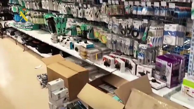 La Guardia Civil incauta más de 370 dispositivos electrónicos en dos conocidas tiendas de Tenerife