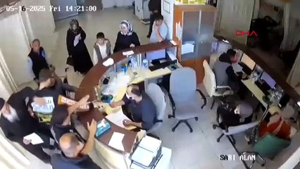 Acil serviste skandal görüntüler! Engelli hastayı azarlayıp, kalem fırlattı
