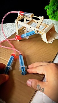 💥 Bạn có biết? 90% máy xúc, máy ủi, cần cẩu đều dùng động cơ diesel – “trái tim thép” siêu bền bỉ!⛽️ Một số dòng hiện đại còn tích hợp thủy lực để tiết kiệm nhiên liệu. Từ cú đề máy đầu tiên đến khoảnh khắc phá núi – tất cả bắt đầu từ sức mạnh này! 👷‍♂️