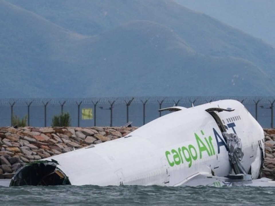 Flugzeug rutscht über Landebahn hinaus und stürzt ins Meer