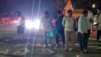 ठाकरेंच्या शिवसेनेतर्फे कोल्हापुरात अनोखे आंदोलन; खड्ड्यांमध्ये पणत्या लावून रस्त्यांची ‘दिवाळी’ साजरी