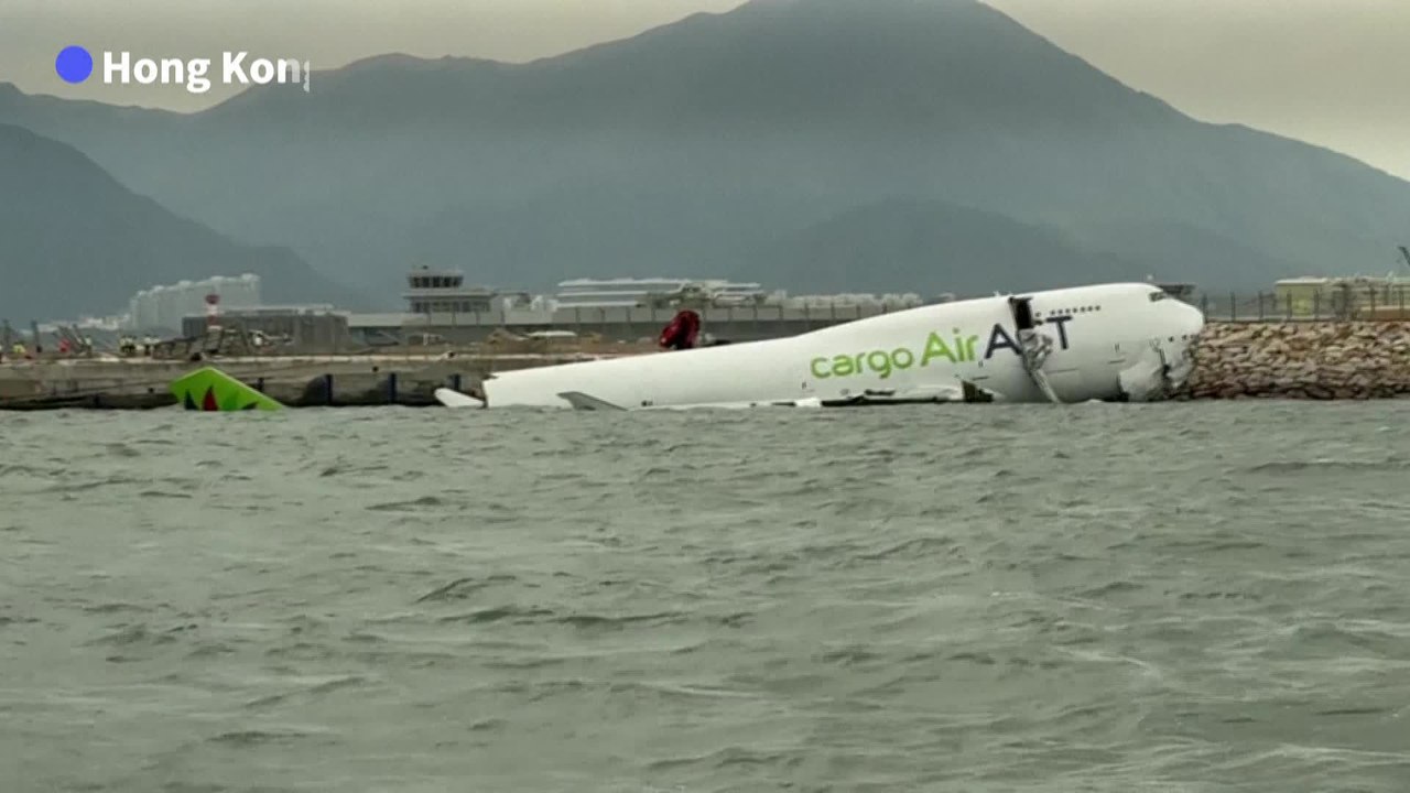 Un avion-cargo quitte la piste à Hong Kong: deux morts