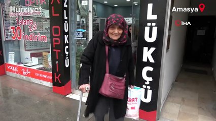 Bankaya çamurlu girmesin diye annesinin ayakkabısını elleriyle temizledi