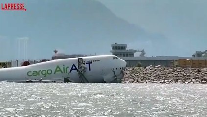 Hong Kong, aereo cargo esce di pista: due morti