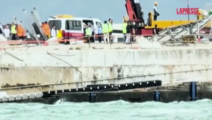 Hong Kong, aereo cargo esce di pista: i resti del velivolo in mare