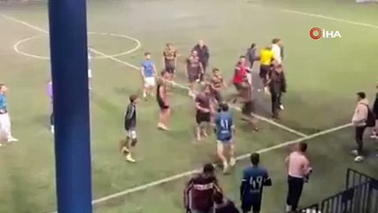 Tekmeler yumruklar havada uçuştu! Halı saha maçı kavgayla bitti