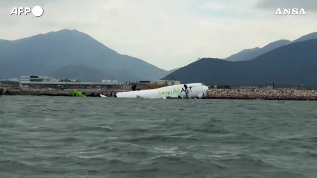 Incidente aereo a Hong Kong: volo cargo esce dalla pista, due morti
