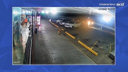 Carro desgovernado sai da BR-262, invade estacionamento e deixa três feridos graves