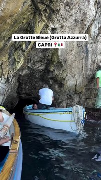 La Grotte Bleue (Grotta Azzurra) se trouve sur l’île de Capri, au sud de l’Italie, dans la baie de Naples