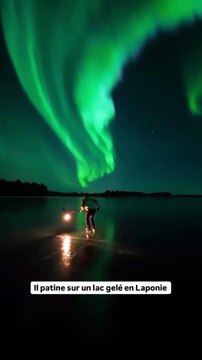 Il patine sur un lac gelé en Laponie avec les aurores boréales ✨