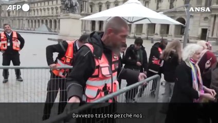 Parigi, furto al Louvre: le reazioni dei turisti alla chiusura del museo