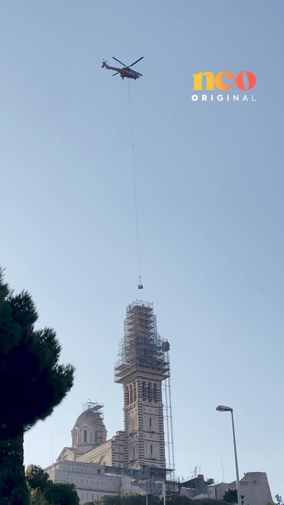 La Bonne Mère de Marseille a retrouvé sa couronne, déposée par hélicoptère au sommet de Notre-Dame-de-la-Garde. Retour en images sur cet événement spectaculaire. ✨