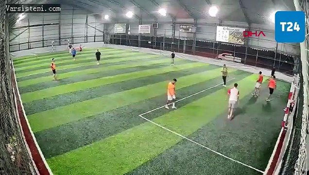 Balıkesir'de dehşet saçan saldırgan, polisle çatışma öncesi halı sahada da ateş etmiş; o anlar kamerada